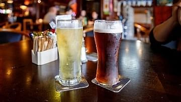 Discover the best bars in Gouves Crete and nearby locations! From relaxed beach bars and cocktail lounges to traditional taverns and bar restaurants, we show you the best places to grab a drink in the area. Our list of bars will help you find the perfect spot to enjoy a cocktail, a soft drink, a cold beer or a cretan raki. Get ready for a great night out with our guide to the best bars in Kato Gouves!