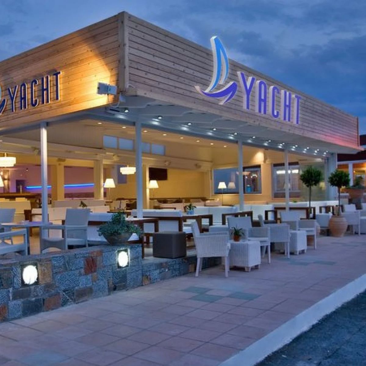 Yacht Food Lounge Cafe